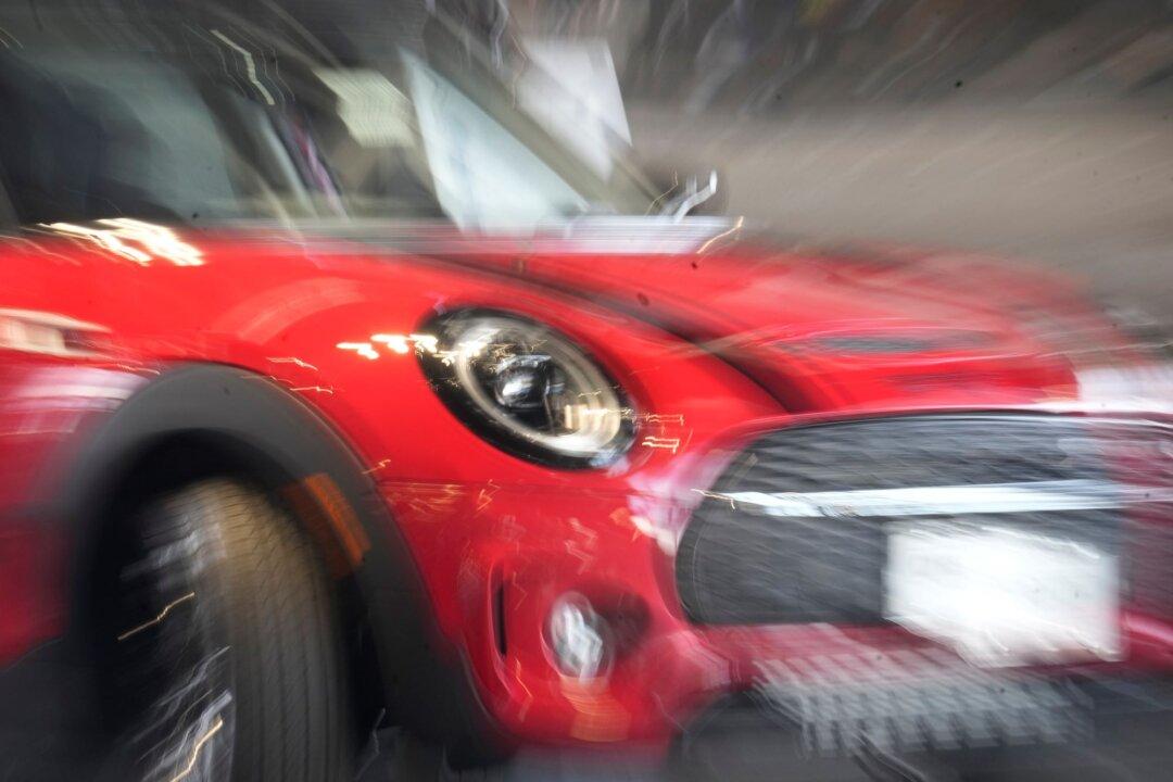 US Consumer Confidence Falls for 3rd Time in 4 Months