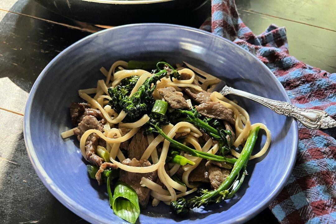 Stir-Fried Rice Noodles With Beef and Broccoli