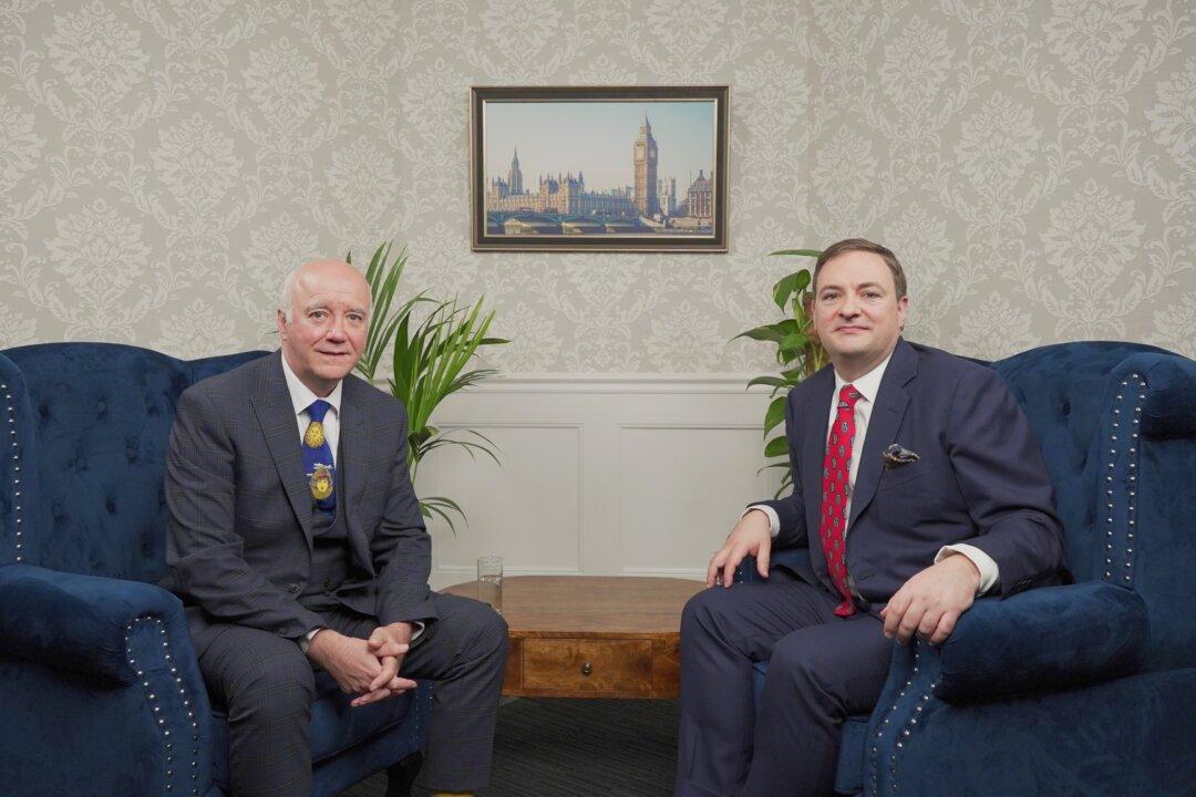 UK Surgeon: ‘Very Few’ Doctors Willing to Speak Out Against Prevailing Opinion on COVID-19