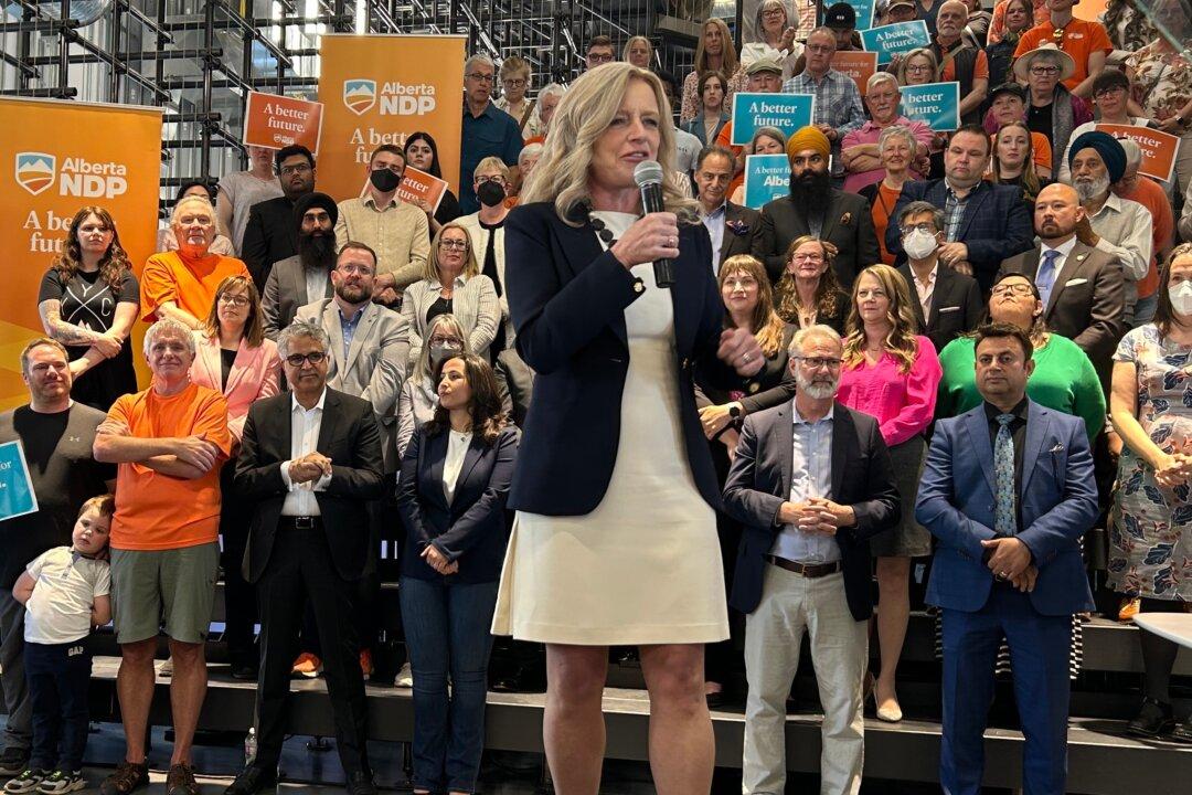 Alberta NDP Leader Rachel Notley Promises to Recruit Doctors, Fund Vaccination If Elected