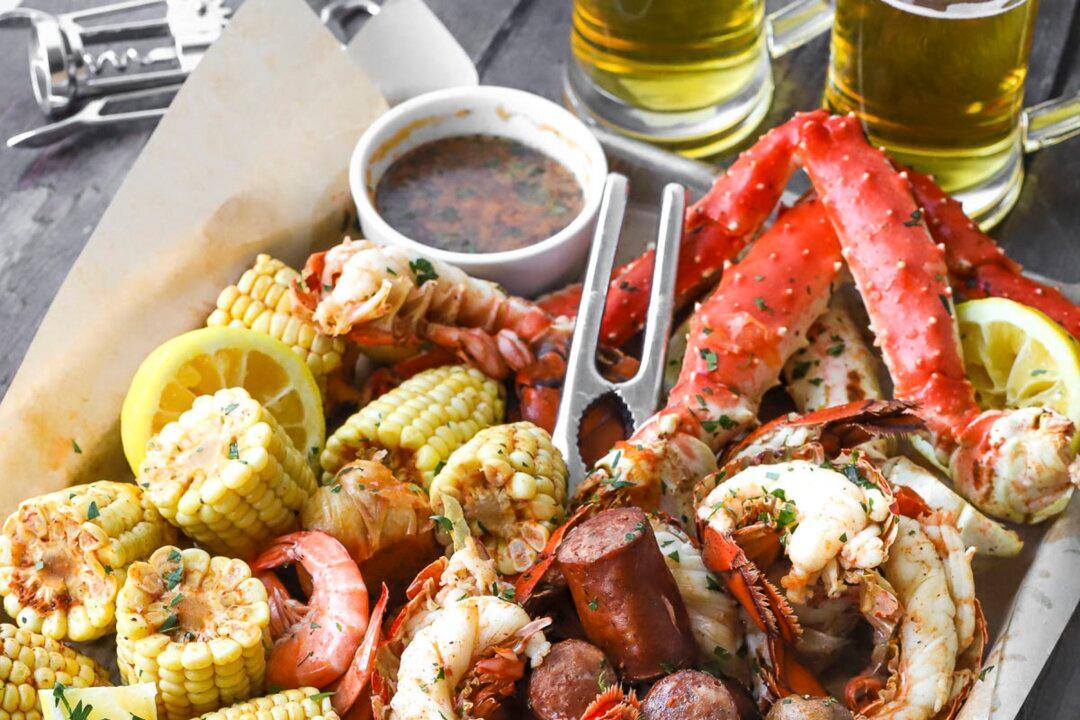 Celebrate the Summer With Good Friends and a Delicious Seafood Boil