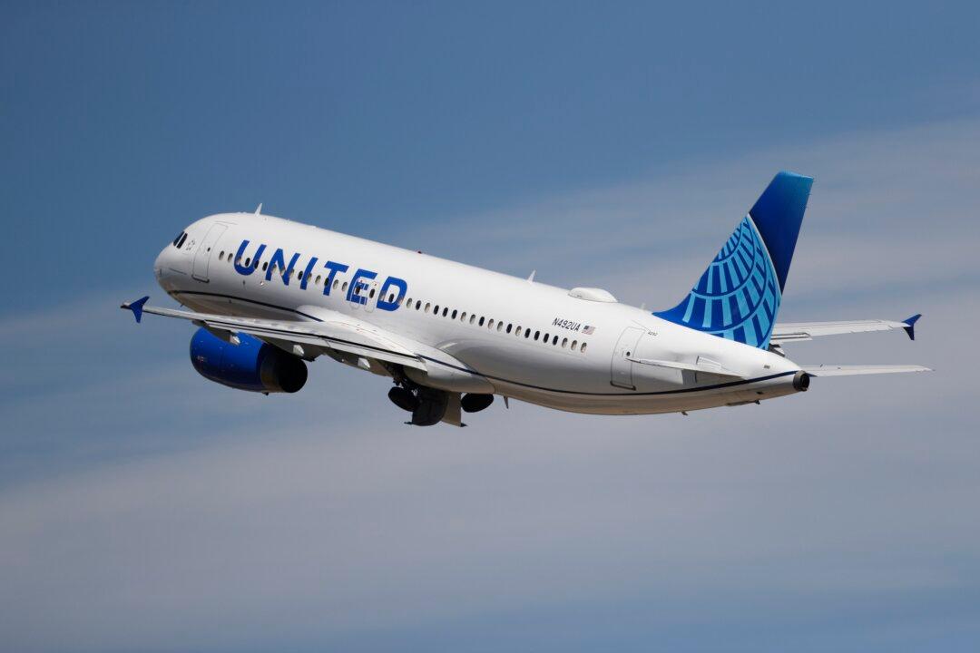 United Plans to Hire 15,000, Adding to Surge in Airline Jobs