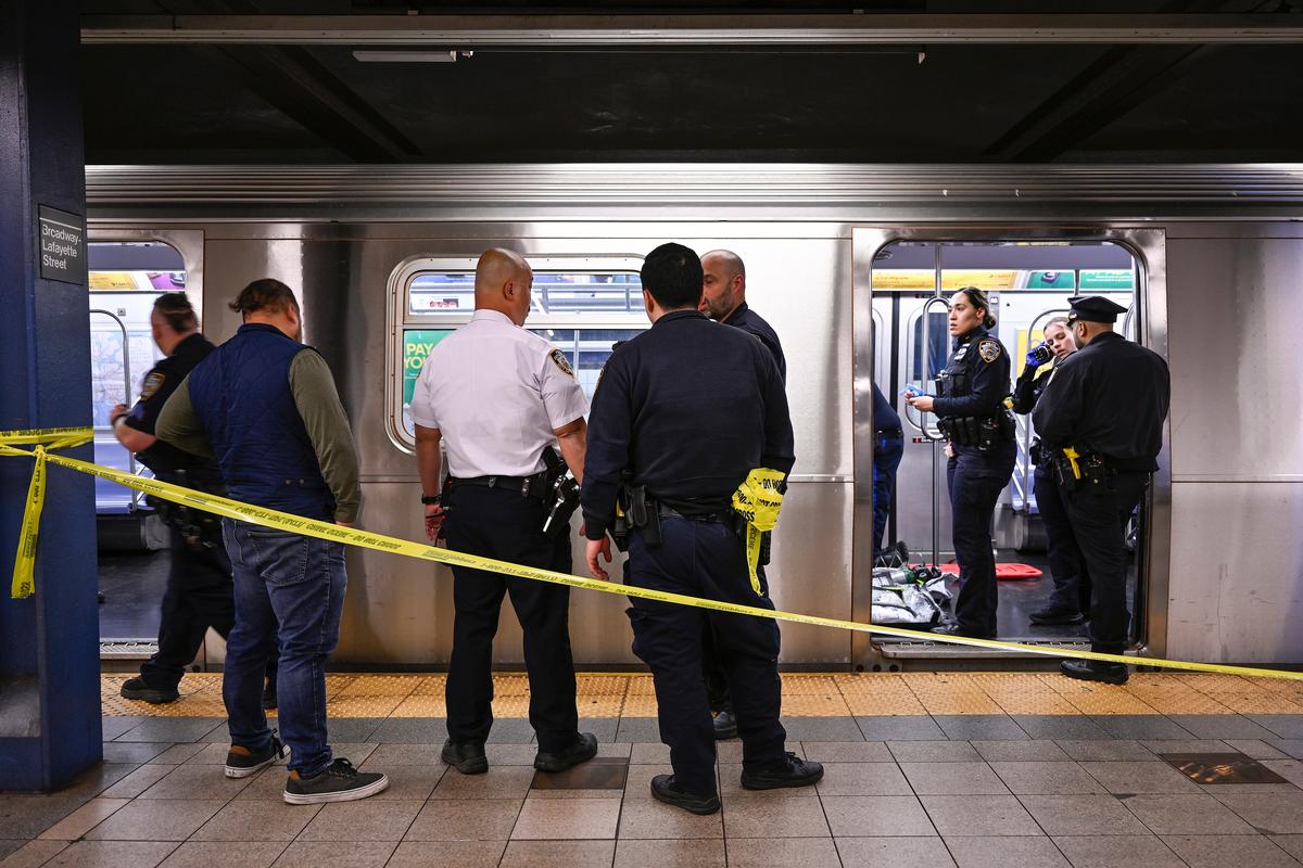 Man Dies After Being Placed in Headlock on NYC Subway