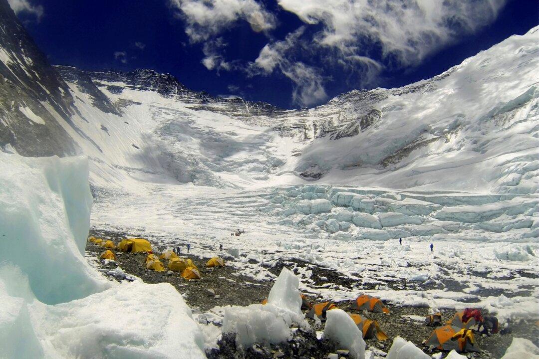 Seattle Man Dies While Climbing Mount Everest