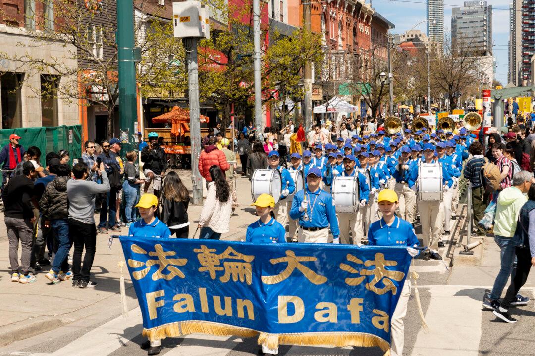 Hundreds Rally in Toronto to Mark 31st Anniversary of World Falun Dafa Day