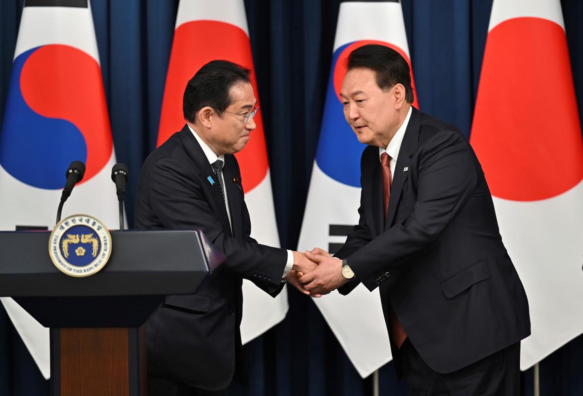 Japan’s PM Vows Stronger Cooperation in Landmark Visit to South Korea