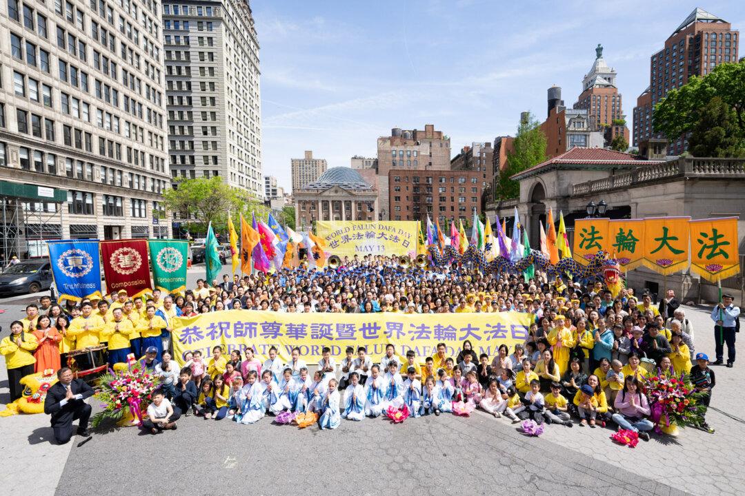 Falun Gong Adherents Celebrate World Falun Dafa Day in New York
