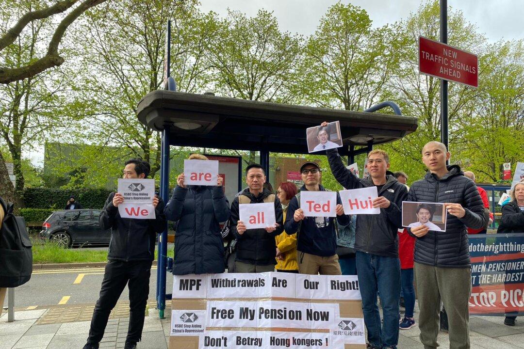 Former Hong Kong District Councillors Join Demonstration Outside HSBC in UK for Pensions Being Withheld
