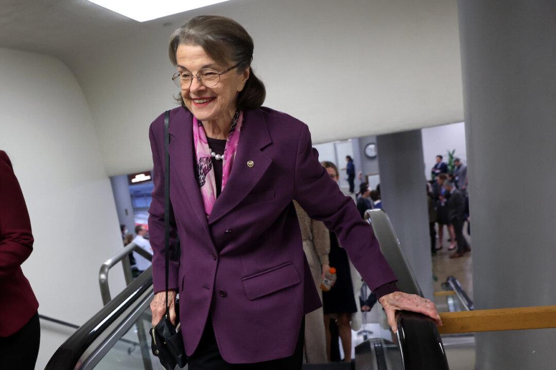 Feinstein Returns to US Senate, Giving Democrats Their Majority