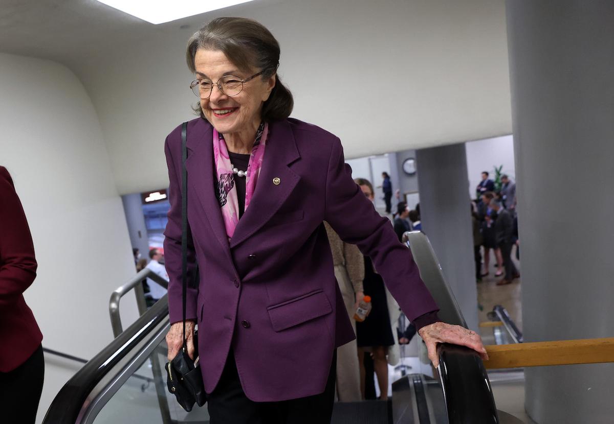 Feinstein Returns to US Senate, Giving Democrats Their Majority