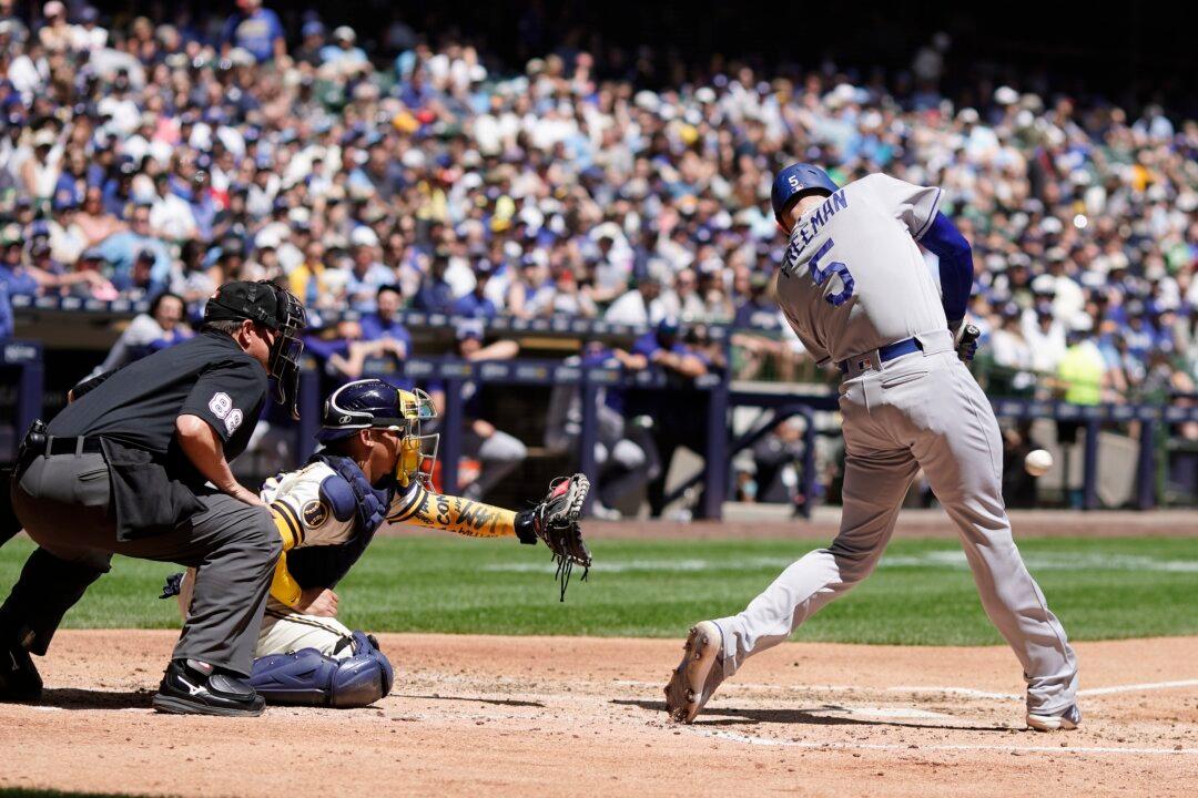 Freeman Gets 3 RBIs, Kershaw Wins NL Best 6th Game in Dodgers’ 8–1 Rout of Brewers