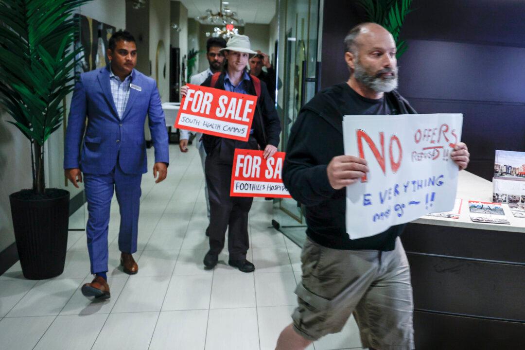 Danielle Smith’s News Conference Disrupted by Activists