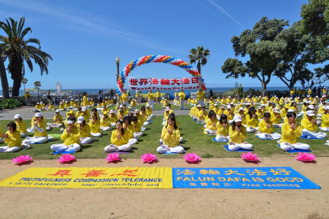Hundreds Celebrate 31st World Falun Dafa Day at Santa Monica Beach
