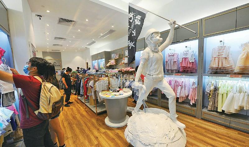 Many citizens went to the Chickeeduck shop before it closed its door. June 18. 2020. (Sung Pi-Lung/The Epoch Times)