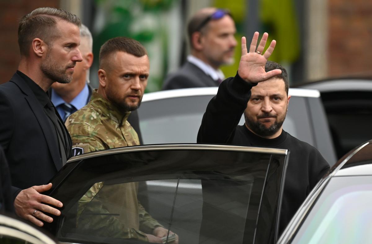 Zelenskyy Arrives in UK for Surprise Meeting With Sunak