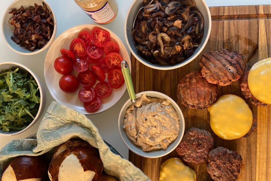 ’Tis the Season for Gather-’Round-the-Grill Entertaining + Recipes