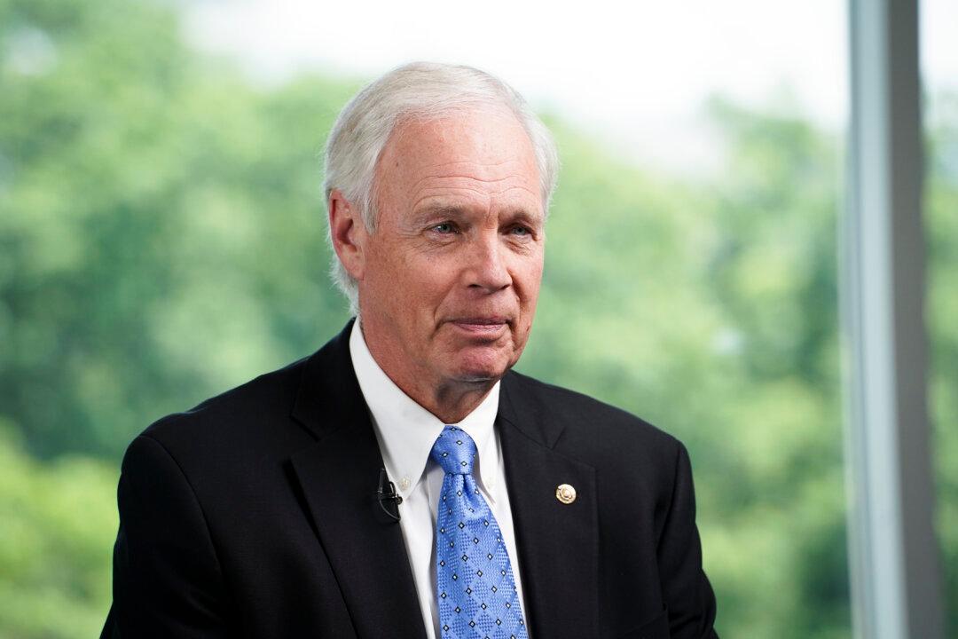 Sen. Johnson Claims CDC ‘Abused Authority,’ Engaged in ‘Censorship Campaign’ of COVID-19 Vaccine Posts