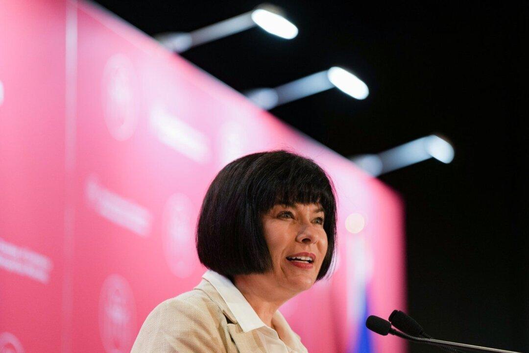 Cabinet to Decide Which Federally Regulated Businesses Must Offer Services in French: Report