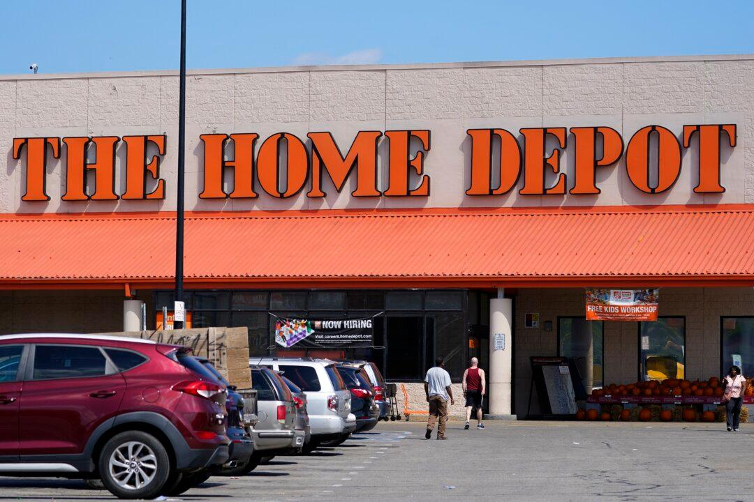 Home Depot Cuts Forecasts Amid Pullback on Home Improvements