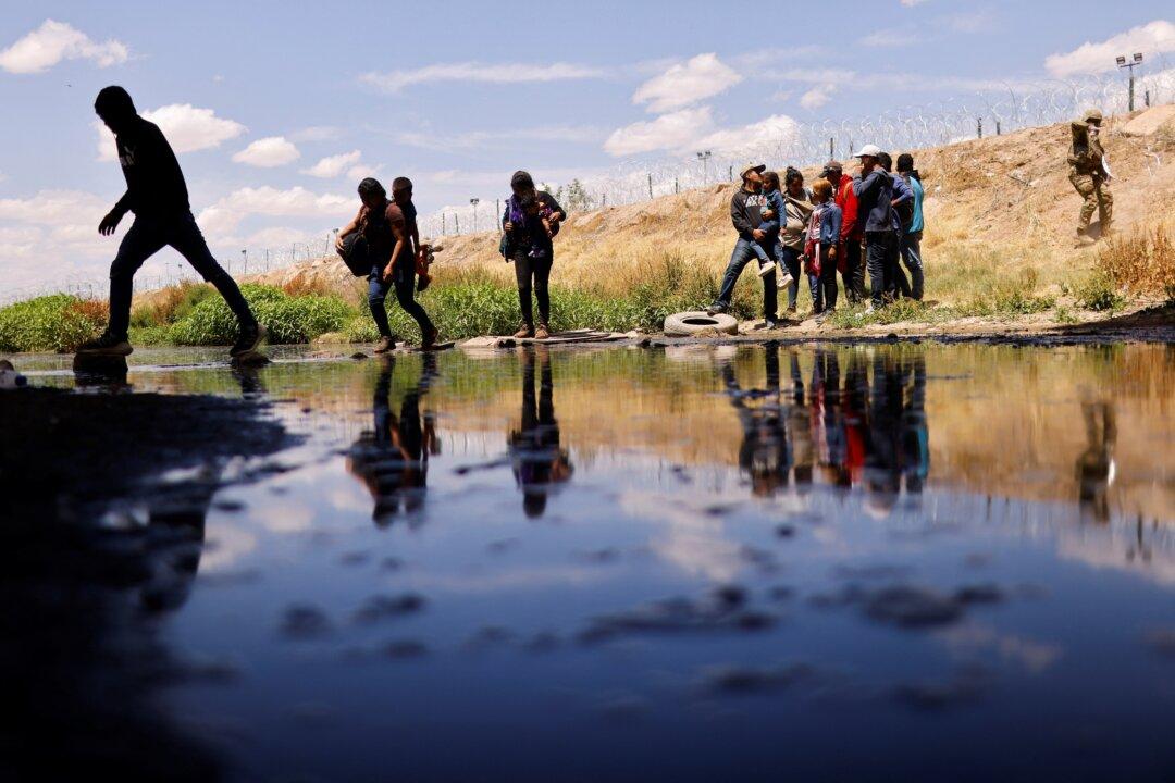 24 Governors Pledge Support for Texas, Say They’re ‘Ready to Protect’ US–Mexico Border