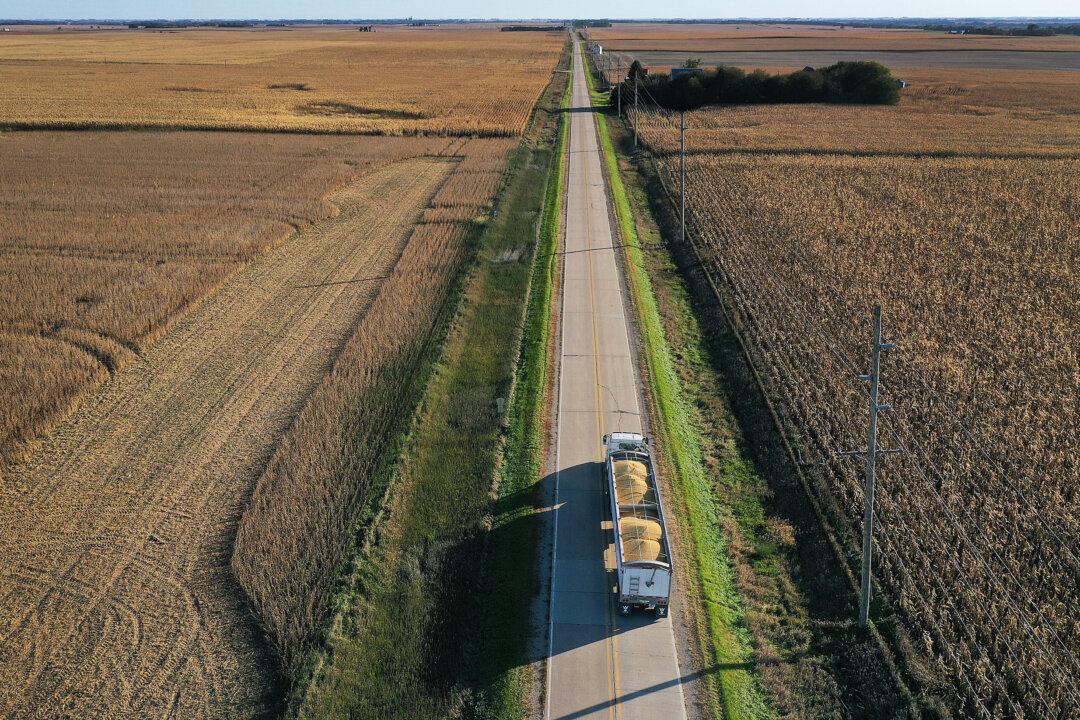 Bipartisan Bill Aims to Block Chinese Purchase of US Farmland