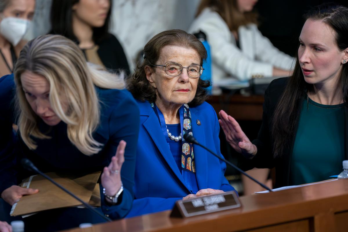 Feinstein Makes Speech Mid-Vote, Until Staffer Steps In: ‘Just Say Aye’