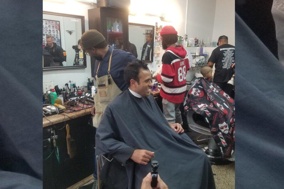 Illegal Immigrants, Reparations Concern Locals at Chicago Vivek Ramaswamy Event