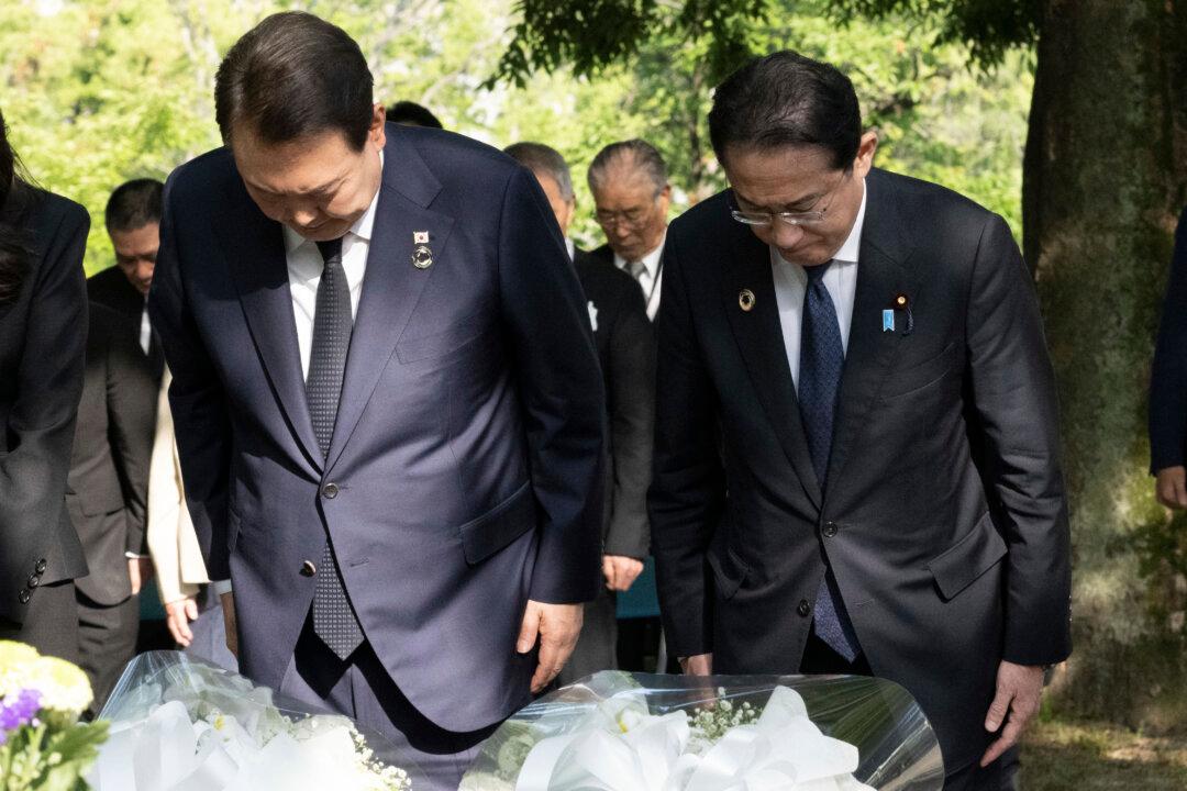 Japan, South Korea Leaders Pray at Memorial for Korean Atomic Bomb Victims in Hiroshima