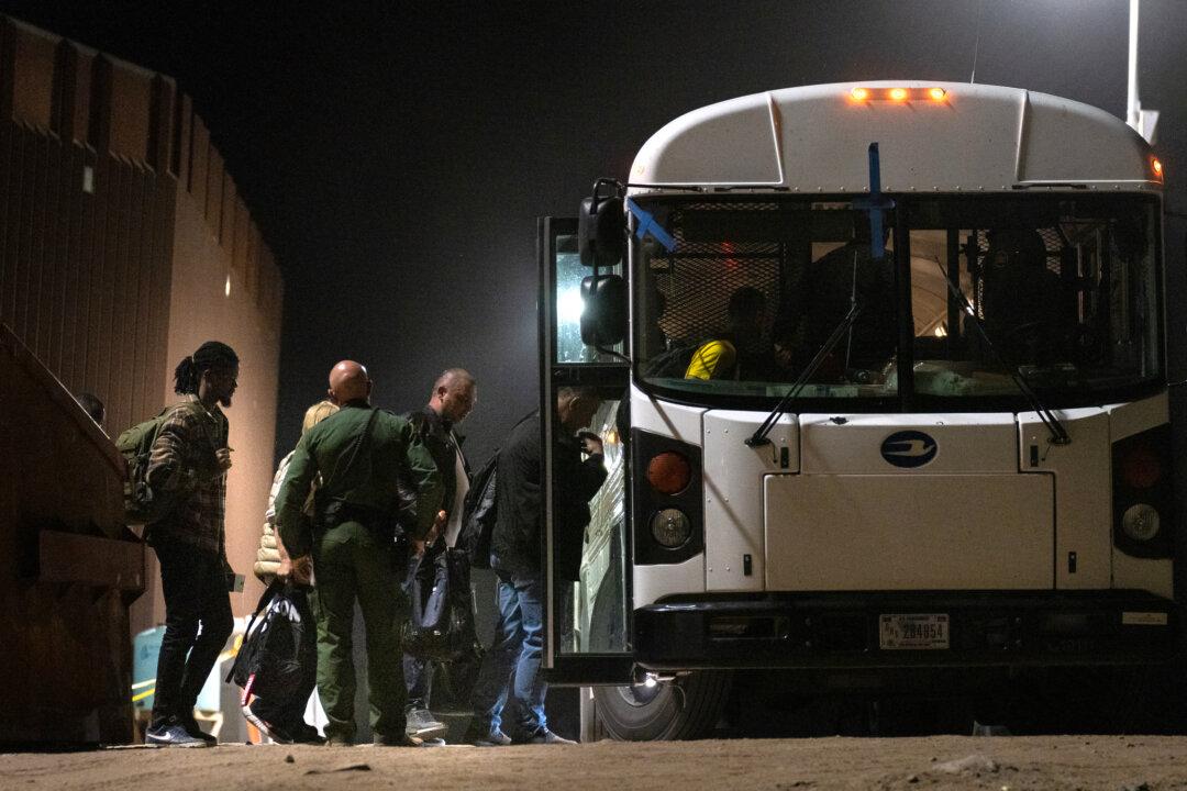 ‘Backdoor Deal’ Allows ‘Illegal’ Immigrants to Enter US Legally, Border Patrol Union Leader Says