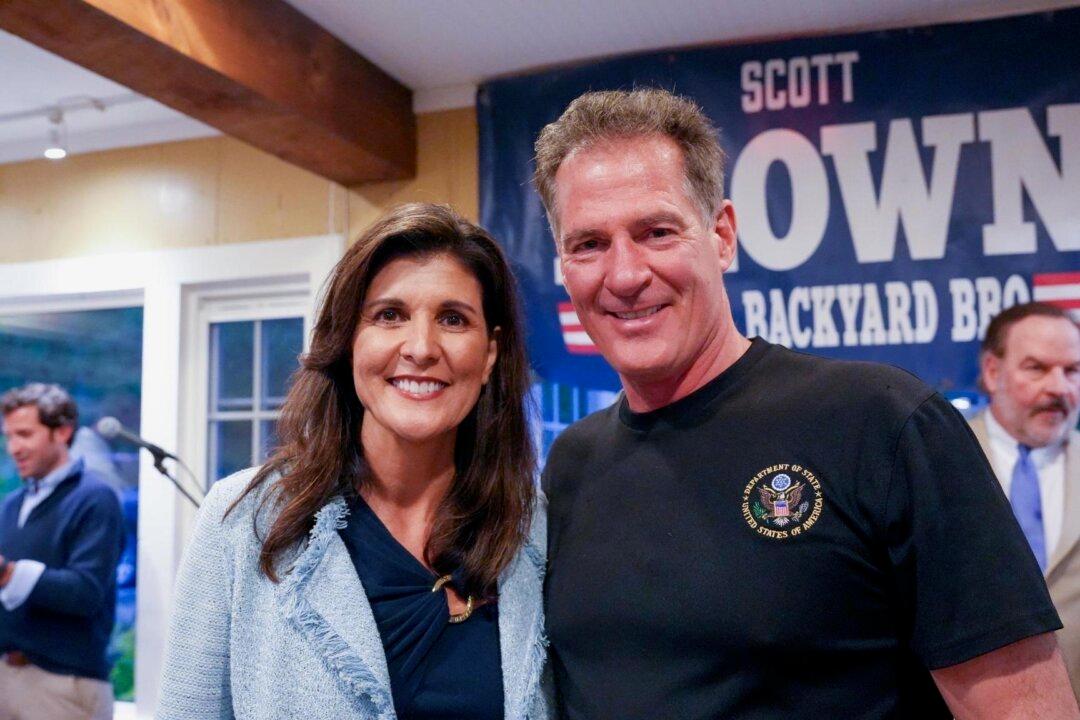 Nikki Haley Talks Trump, Ukraine, Polls at Campaign Stop in New Hampshire