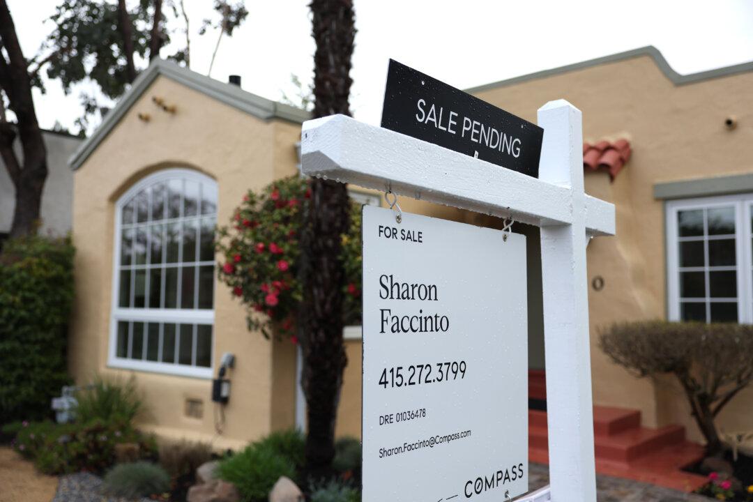 US Homes for Sale Fall Nearly 40 Percent Amid Tight Market Conditions