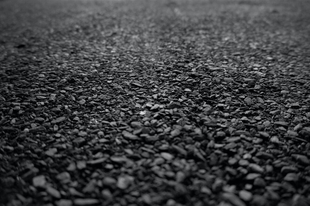 Simple Driveway Restoration With Tar and Chips