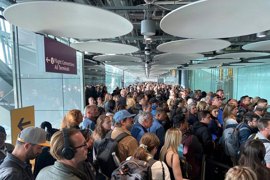 Systems Error Affecting Electronic Gates Leaves Travelers to UK Waiting for Hours