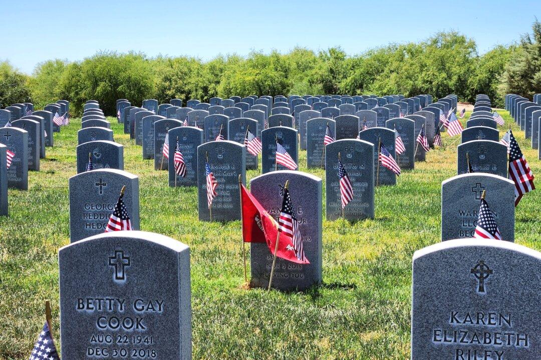 Arizona Woman Honors Late Veteran Husband on Memorial Day With Flowers and a Cup of Coffee