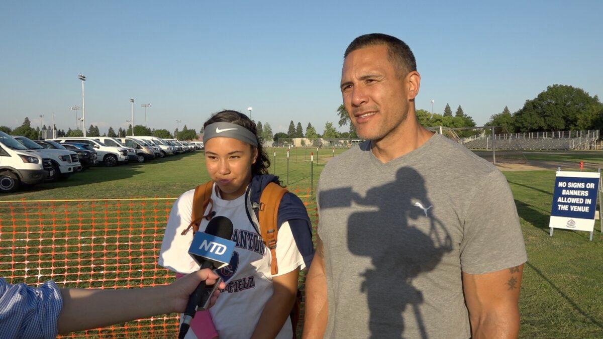 Darrell Barclay and his daughter Ily Barclay at the State Track and Field Championships at Buchanan High School in Clovis, Calif., on May 27, 2023. (Ted Lin/NTD)