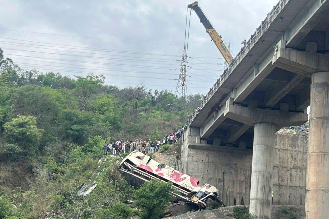 At Least 10 Dead, 55 Injured as Bus of Hindu Pilgrims Falls Into Gorge in Indian-Controlled Kashmir
