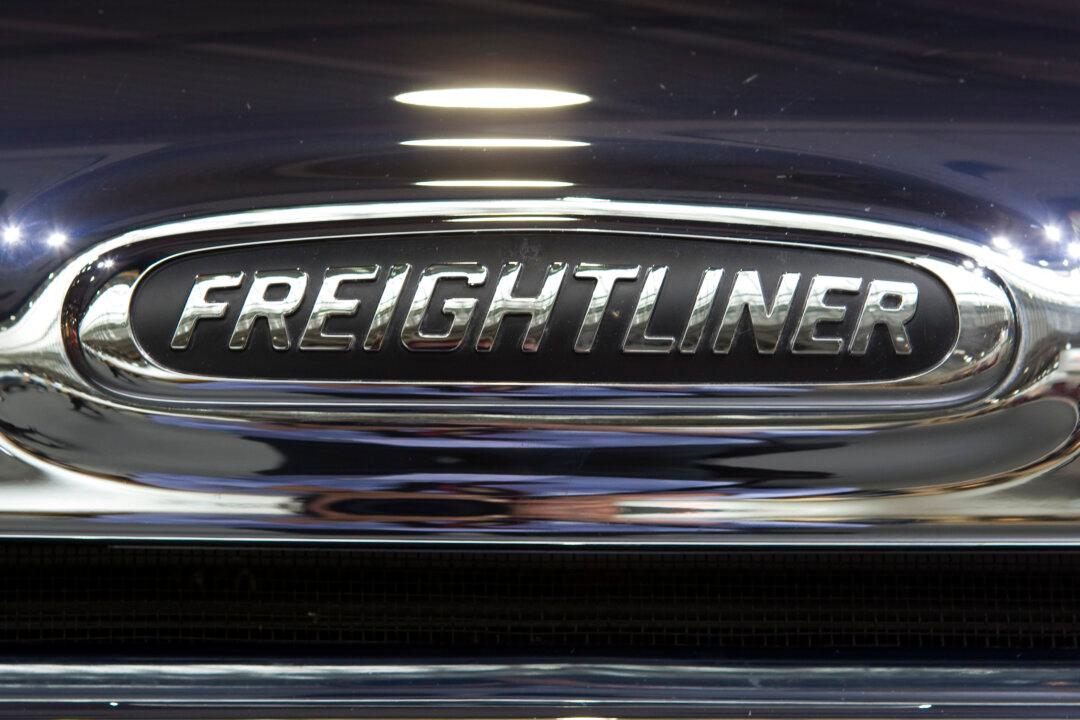 US Opens Probe Into Freightliner Trucks Automatically Braking Without Obstacle in Road