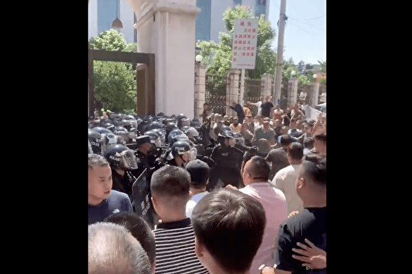 Chinese Muslim protesters in a standoff with riot police outside Najiaying Mosque in Nagu town in Yunnan Province, China. May 27, 2023. (Screenshot via The Epoch Times)