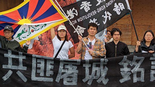 Zhang Liumin (in a white t-shirt), who recently fled China, joins an event commemorating the 1989 Tiananmen Square massacre in Los Angeles, Calif., on May 28, 2023. The Chinese police are allegedly harassing Zhang's family in China. (Shawn Ma/The Epoch Times)
