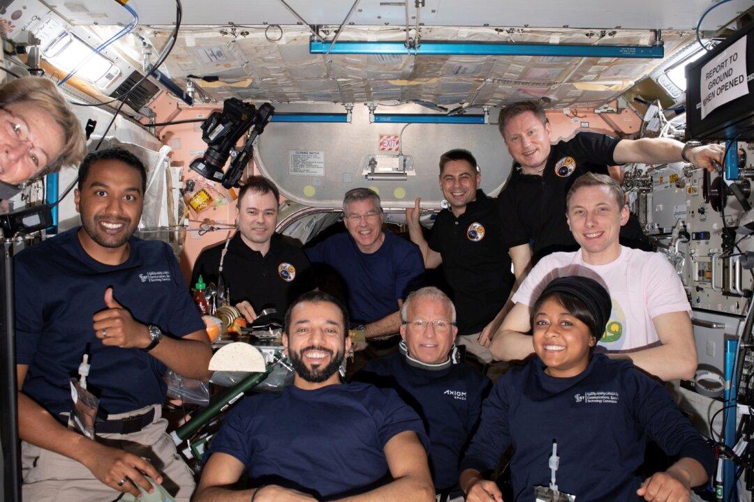 Private Flight With 2 Saudi Astronauts Returns From Space Station With Gulf of Mexico Splashdown