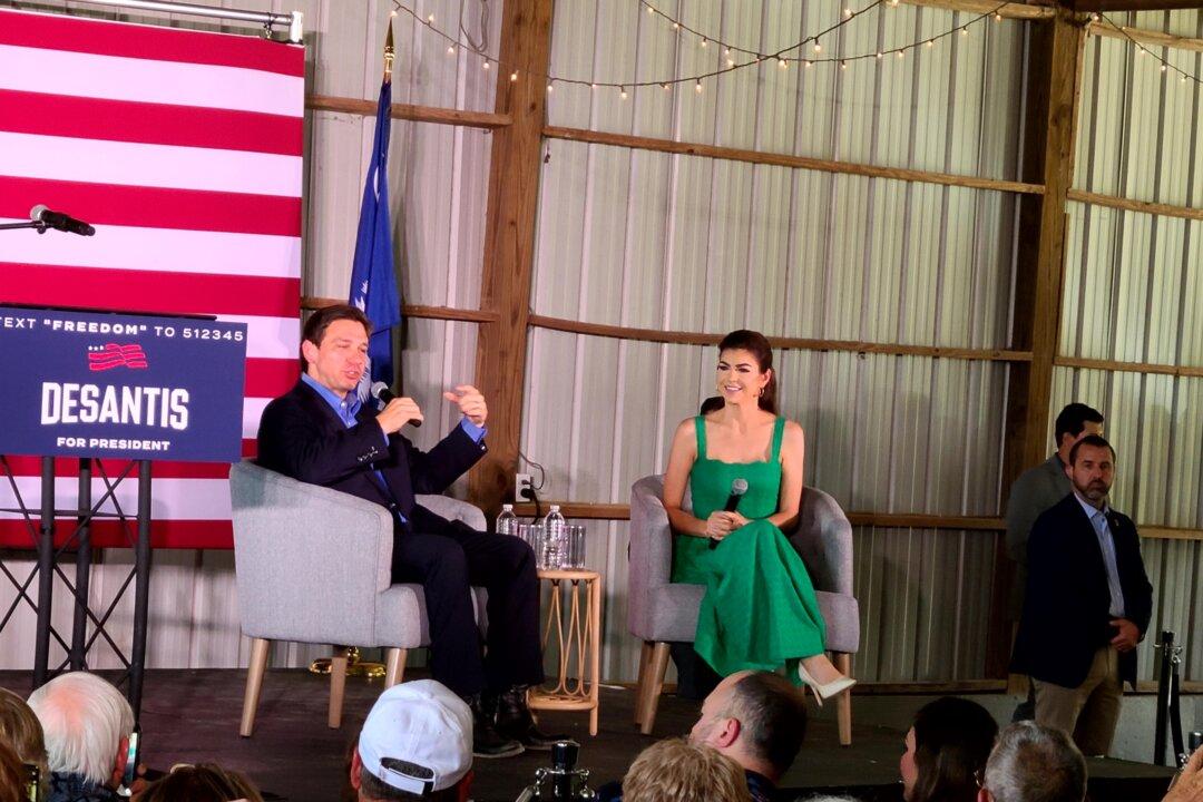 DeSantis Mounts Charm Offensive With Wife Casey in South Carolina