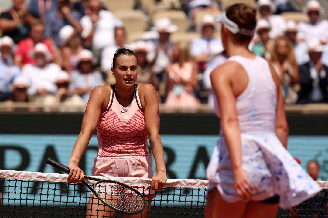 Belarus’ Sabalenka Waits for a Handshake From Ukraine’s Elina Svitolina at French Open, Meets Media