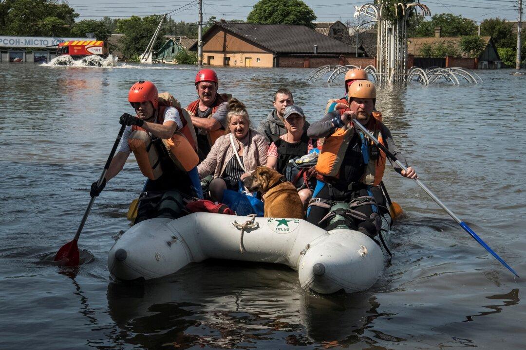 Kherson Residents Evacuate on Both Sides of River Frontline Following Dam Breach