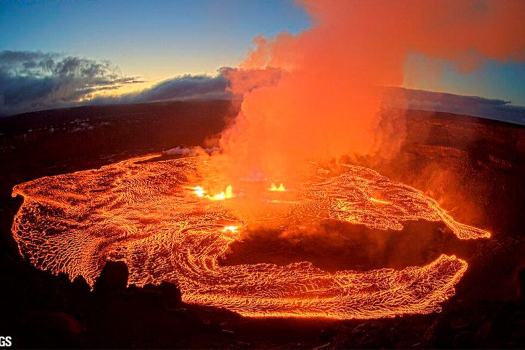 Spectacular Footage of Kilauea, One of the World’s Most Active Volcanoes, Erupting After a 3-Month Pause