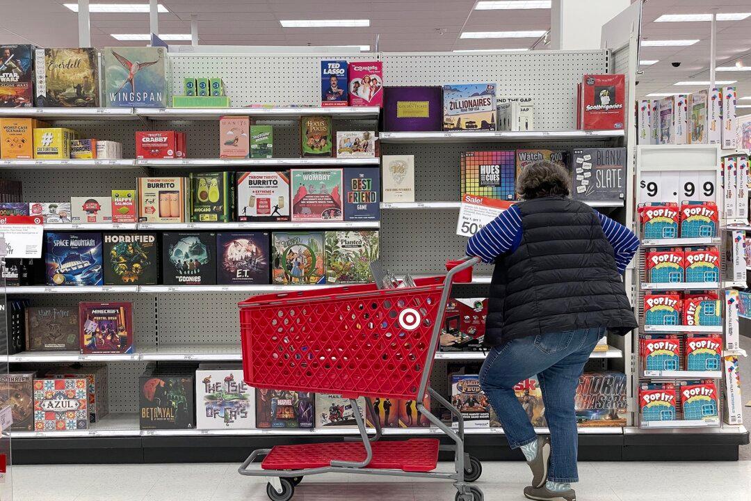 Federal Reserve’s Key Inflation Measure Jumps; Incomes Slow