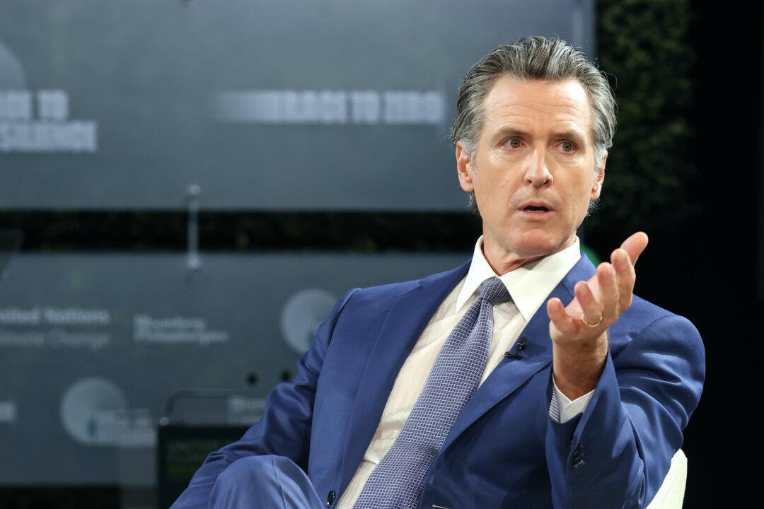 Newsom Says ‘I’m With Elon’ in California Commission’s SpaceX Dispute