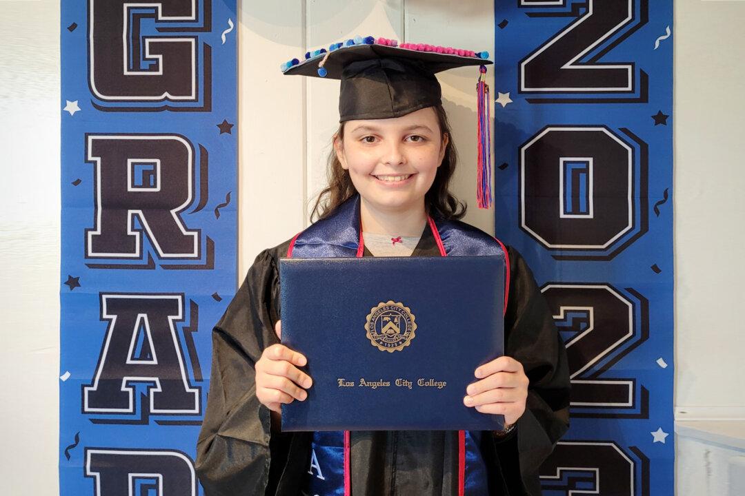 Homeschooler Whose Parents Banned Social Media Graduates From College at 12 With 4.0 GPA