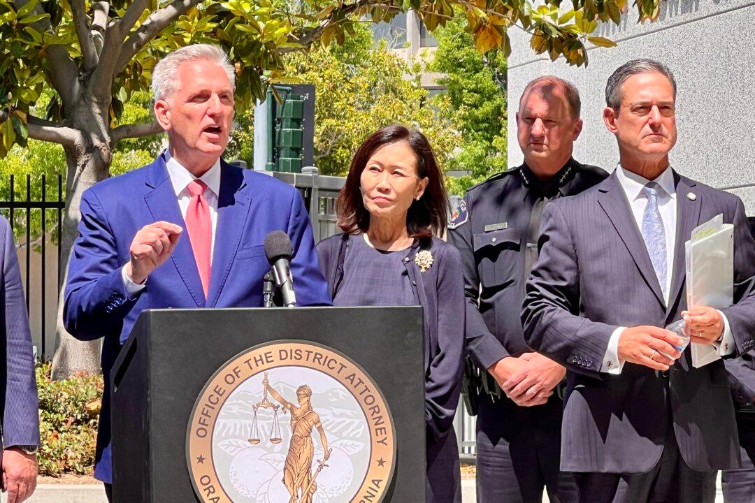 McCarthy Threatens to Block Funding of Visa Waivers for Chile Over Linked Burglaries