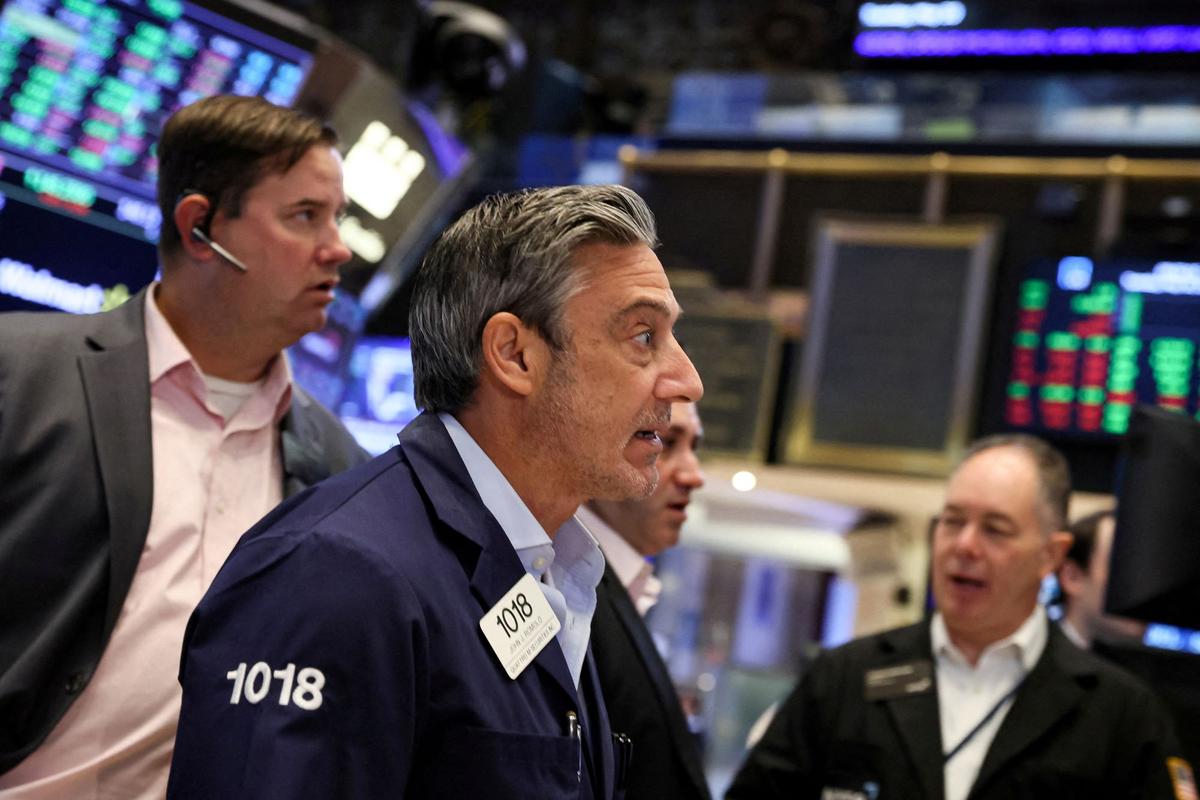 Wall Street Opens Lower as Powell Firm on Interest Rate Hikes