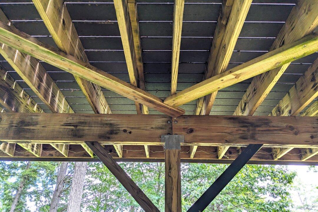 Building a Deck? Here Are Some Must-Do Tips